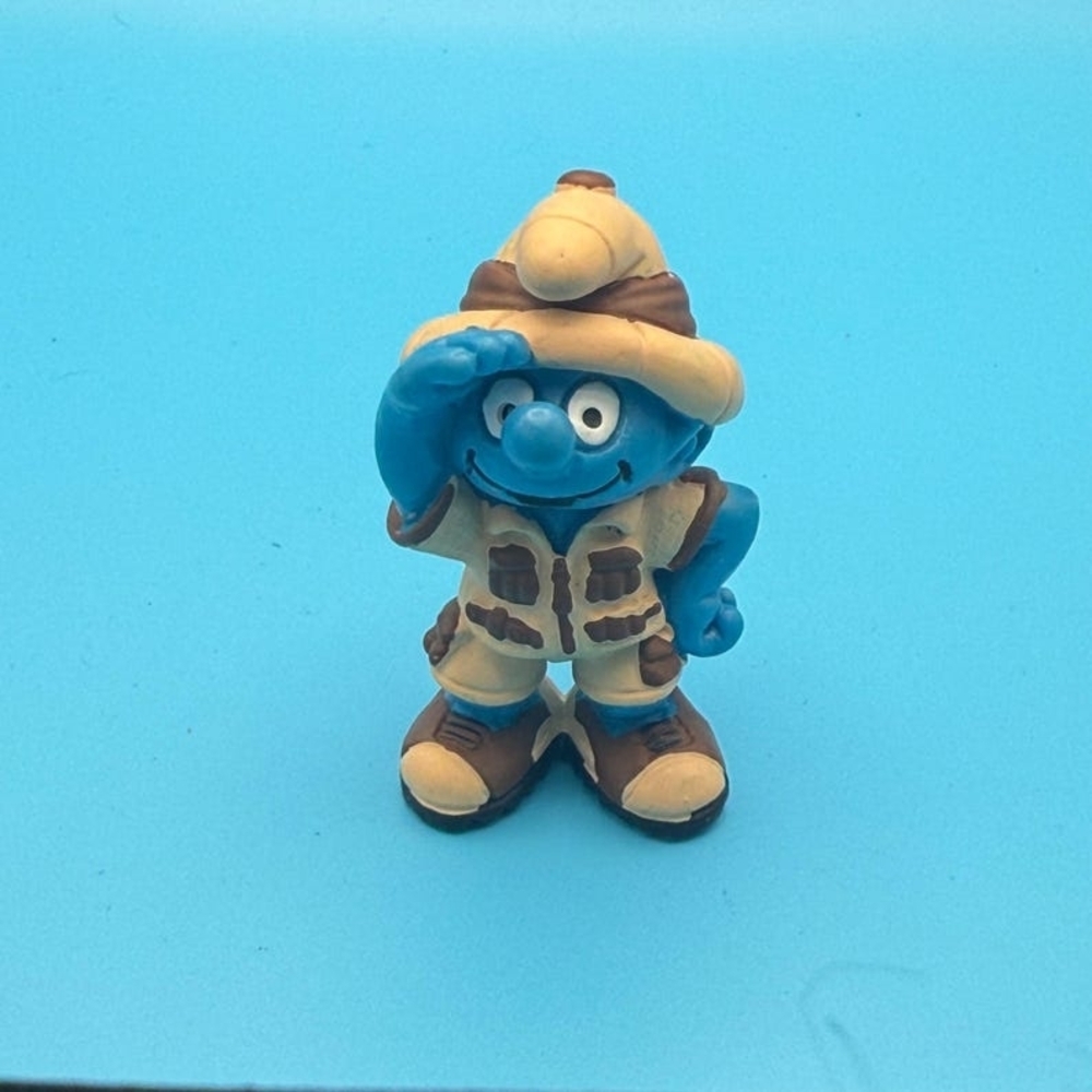 🤍💙Safari Smurf – Explorer Smurf Figurine by Schleich💙🤍
